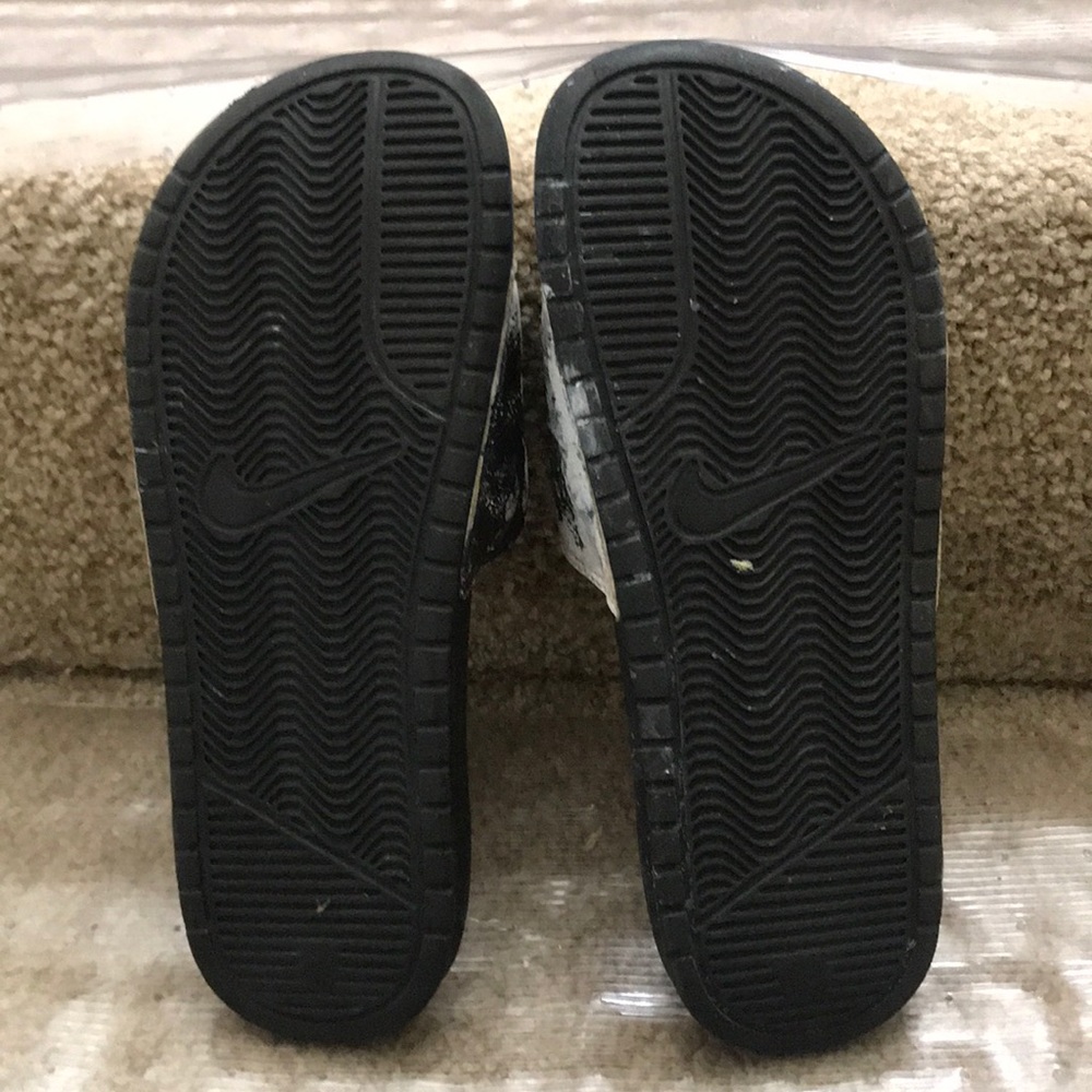 Custom Nike slides - Picture 2 of 3